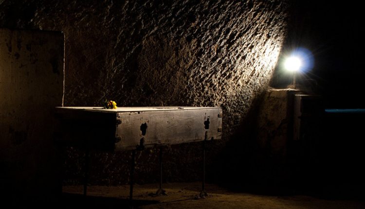 فنان استرالي يخرج حيا بعد دفنه ثلاثة أيام