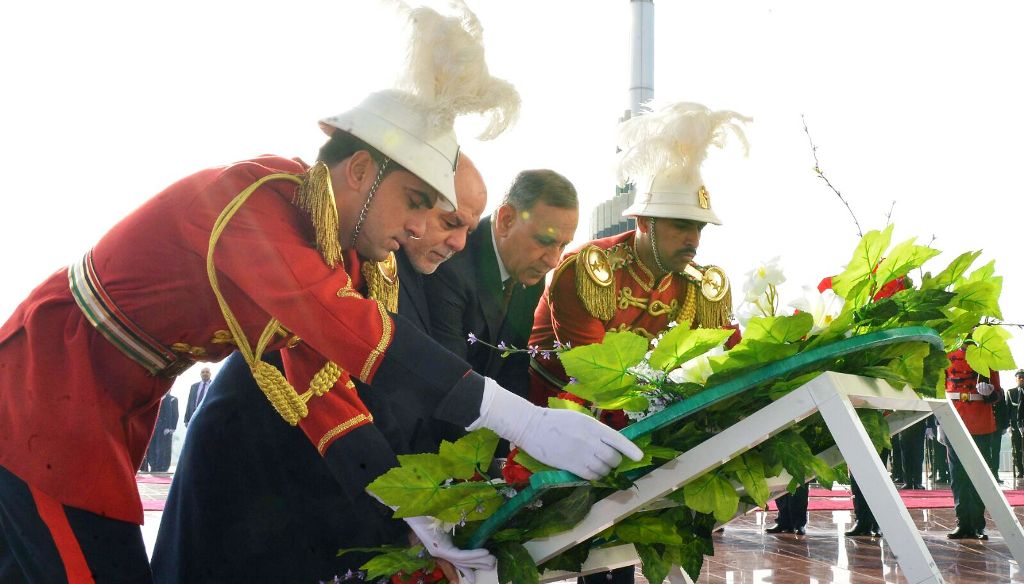 رئيس مجلس الوزراء القائد العام للقوات المسلحة الدكتور حيدر العبادي يضع اكليلاً من الزهور على نصب الجندي المجهول