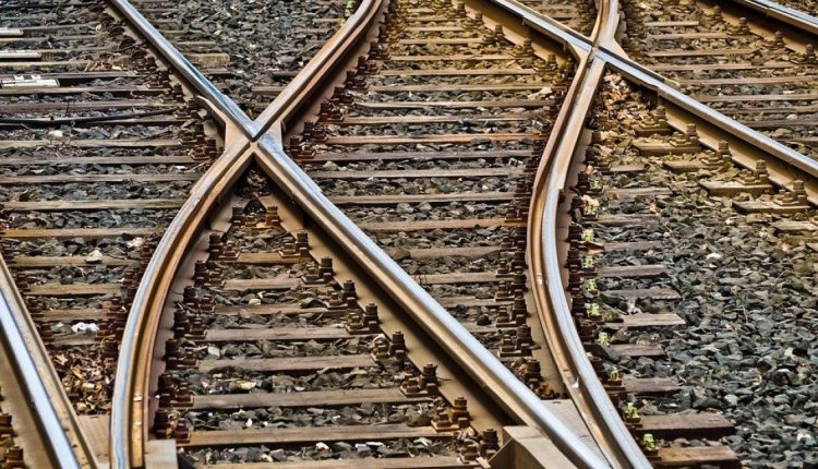 المباشرة بإعادة تأهيل محطة سكك الخضر في محافظة السمارة