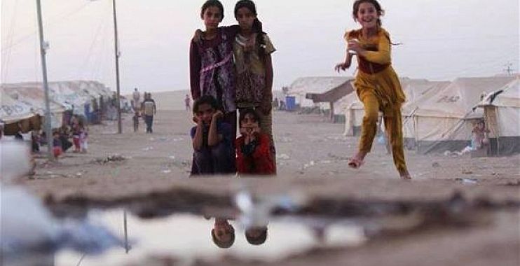 مكتب السيستاني يقدم المساعدات الى مخيمات النازحين من الموصل