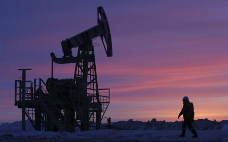 النفط يواصل التراجع ويعمق خسائر الأسبوع