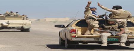 علم العراق يرفع فوق المجمع القضائي في الرمادي