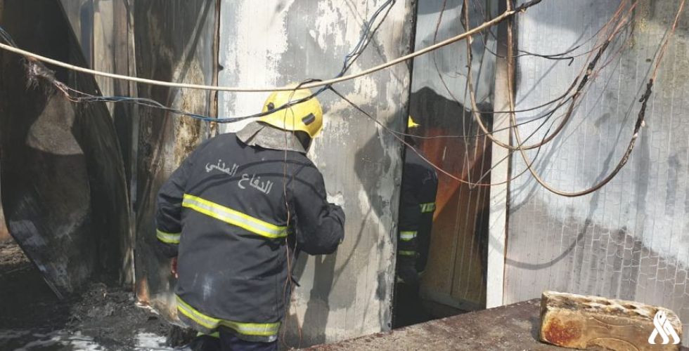 بالصور الدفاع المدني يخمد حريقا في شارع فلسطين