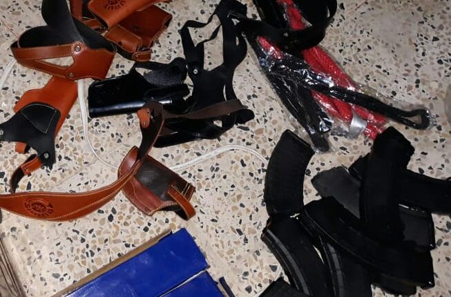 الكمارك ضبط ملابس عسكرية في سيطرة