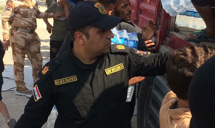 بالصور.. القوات الأمنية توزع المياه الصالحة للشرب بين أهالي البصرة