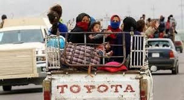 الهجرة تنقل (1621) نازحا من الحويجة الى مخيمات ديبكة وتوزع مساعدات اغاثية عاجلة في خانقين