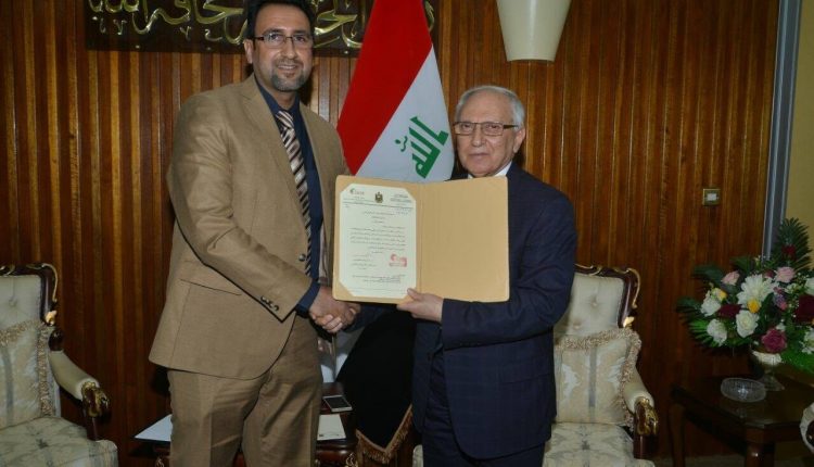 العيسى يكرم طبيبا عراقيا يحصل على شهادة تخصصية نادرة من جامعة المانية