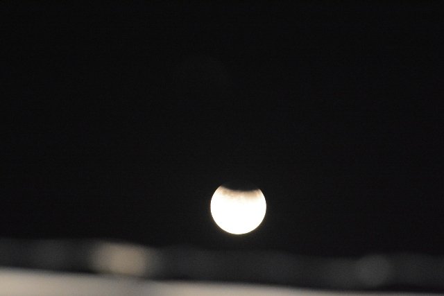 بالصور.. القمر يتحول الى اللون الاحمر