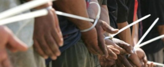 القبض على مطلوبين والعثور على اسلحة من مخلفات داعش