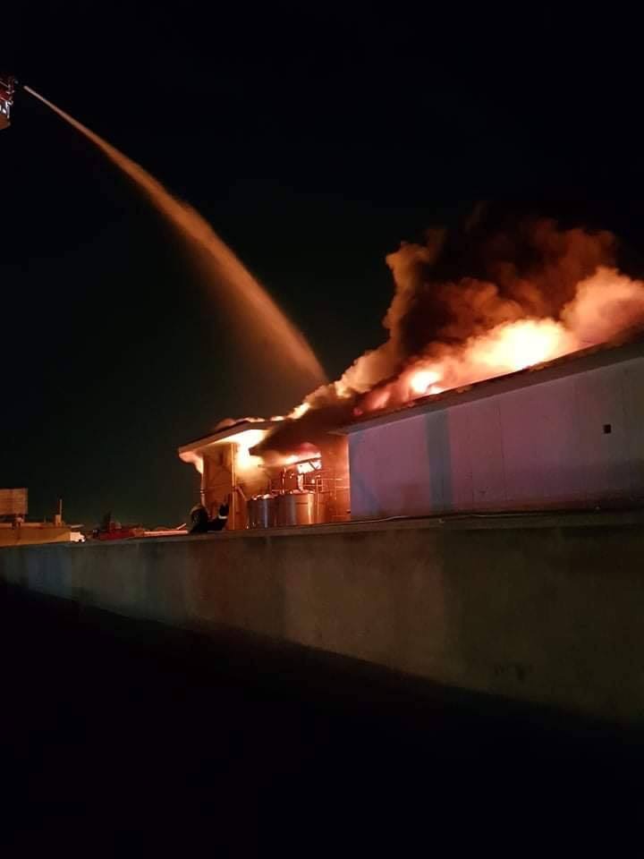 بالصور.. فرق الدفاع المدني مستمرة باخماد حريق معمل ألبان كاله في كربلاء المقدسة