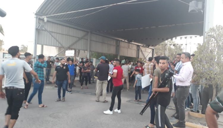 بالصور.. انتهاء التظاهرات السلمية أمام مبنى محافظة البصرة