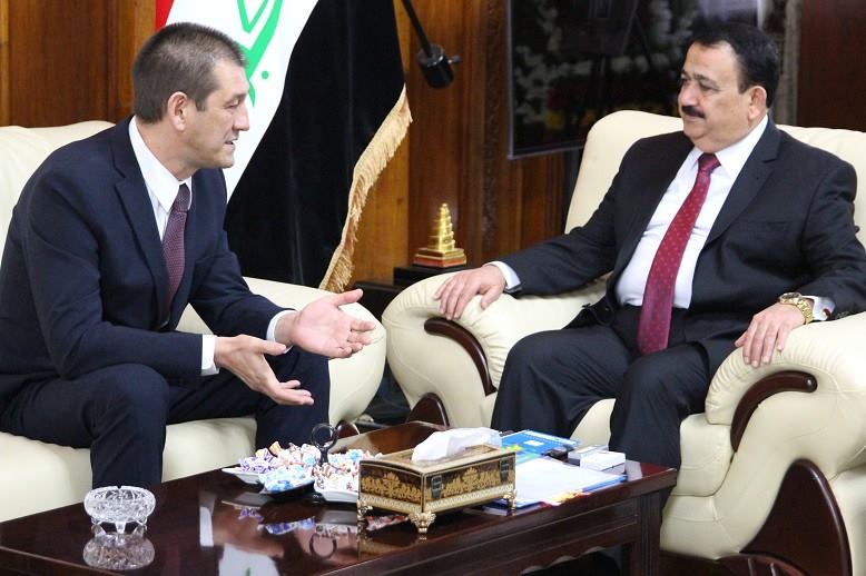 وزير الدفاع يبحث مع السفير الكرواتي تعزيز العلاقات الثنائية في المجالات العسكرية