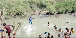 بالفيديو : السباحة .. ملجأ المواطنين هربا من ارتفاع درجات الحرارة
