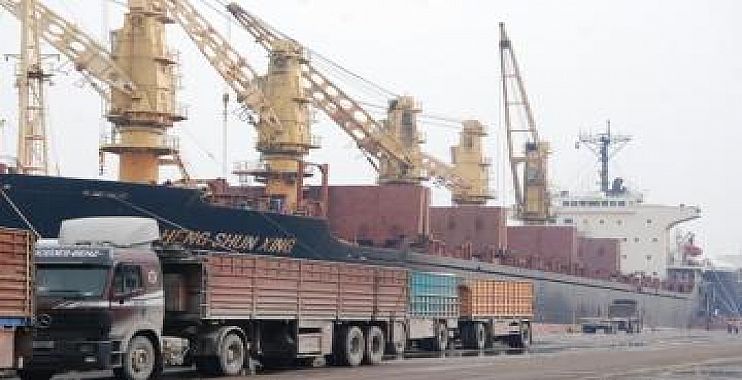 مينائي ام قصر الشمالي والجنوبي تستقبلان خمسة بواخر تجارية عالمية